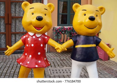 Two hands of the bear