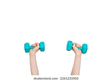 Dos manos sostienen campanas azules que pesan un kilogramo cada una. El deporte en casa. Mano y pepitas aisladas en fondo blanco