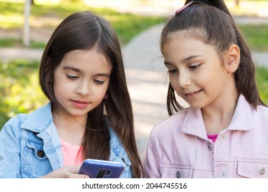 7,631 Cellphones kids school Images, Stock Photos & Vectors | Shutterstock