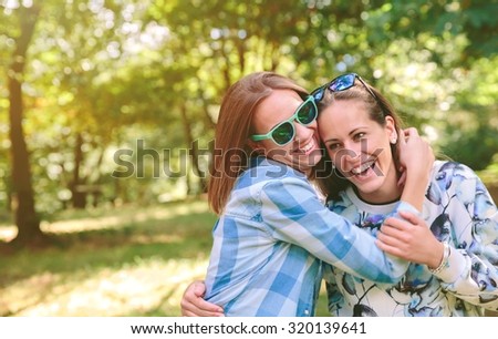 Glückliche Frauen, die den Naturhintergrund annehmen und genießen.