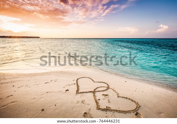 Zwei Herzen Ziehen Auf Einem Sandstrand Stockfoto Jetzt Bearbeiten