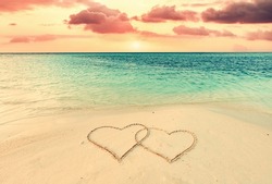 Zwei Herzen Auf Sand Am Tropischen Strand Bei Sonnenuntergang. Valentinstag. Malediven-Inseln.