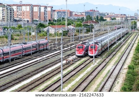 two high-speed trains pass on the tracks of the railway station, the passenger can read the news on websites and mobile applications of any strikes or delays. travel, holidays.
