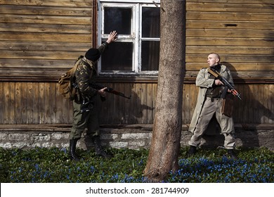 Two hitmans are ready to start attacking
