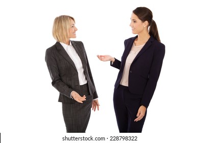 Zwei isolierte Geschäftsfrau sprechen zusammen: Konzept für Körpersprache.
