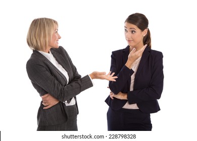 Zwei isolierte Geschäftsfrau sprechen zusammen: Konzept für Körpersprache.