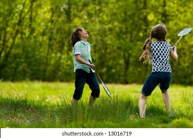 Two kids are waiting for the shuttle come down