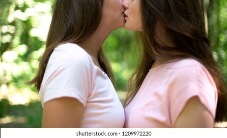 Lesbians Sex Kissing