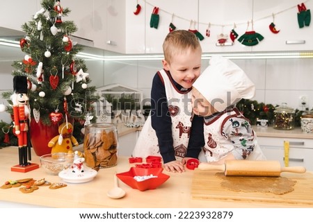 Similar – Foto Bild Zwillinge bereiten Weihnachtsplätzchen in der Festtagsküche vor