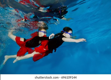 Two Little Girls Swimming Playing Underwater Stock Photo 696109144 ...