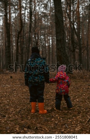 Two lost children in jackets and rubber boots hold on to mysterious autumn forests, in search of an exit. Bret and his sister were lost in the forest and wandered in circles in search of help.