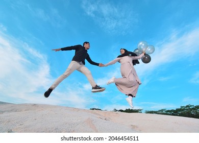 Two Lovers Jump Happily On A White Cliff And The Blue Sky Is Very Beautiful, Samarinda 23 September 2021
