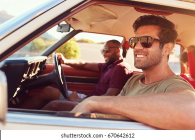 Zwei männliche Freunde entspannen im Auto während der Reise