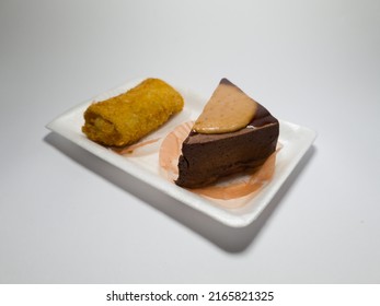 Two market cakes, namely chocolate jelly bread filled with biscuits and cake risoles