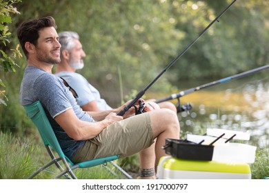 zwei Männer saßen friedlich angeln
