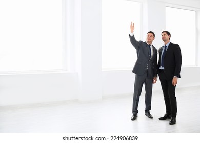 Zwei Männer in Anzügen drinnen