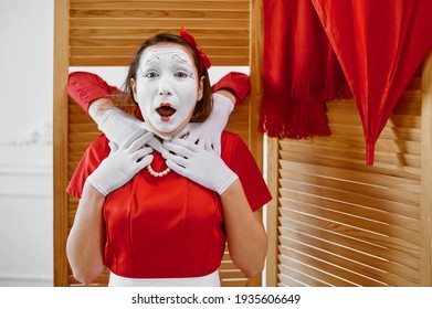 Two Mime Artists, Comedy Strangulation Scene