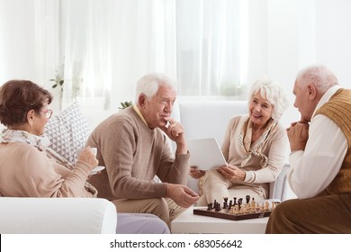 Zwei alte Freunde konkurrieren um eine Partie Schach