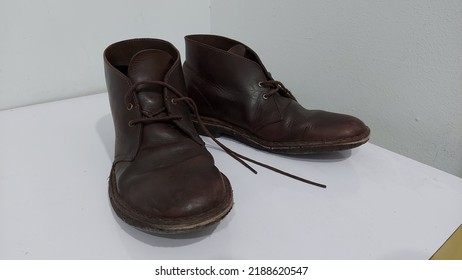 The Two Old Leather Shoes 