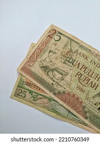 Two Old Rupiah Banknotes With A Nominal Value Of 25 Rupiahs Issued In 1958, This Money Is No Longer A Medium Of Exchange In Indonesia, This Paper Money Has Become An Ancient Item.