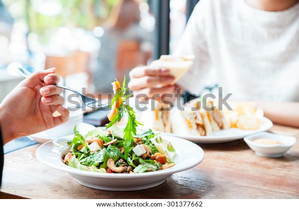 two people\
having a business meeting over\
lunch\
