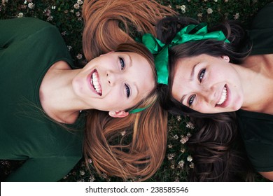 Duas irmãs em verde na grama, st patricks dia