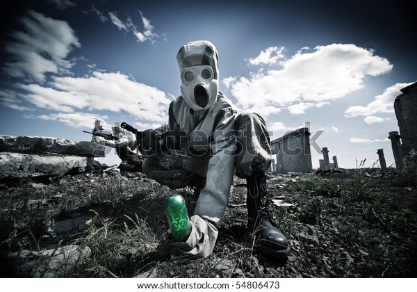 ガスマスクと防護服を着た2人の兵士が 荒廃した背景に生物兵器を試験しています の写真素材 今すぐ編集