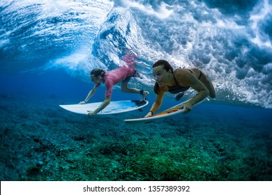 Imagenes Fotos De Stock Y Vectores Sobre Surfer Dives Under