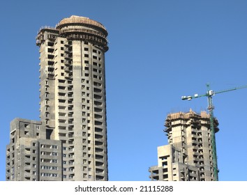 Two tall tower building under construction and a crane. Location: Rosario city, Argentina