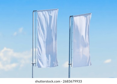 Dos banderas blancas altas