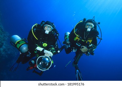 Two technical scuba divers using closed-circuit rebreathers