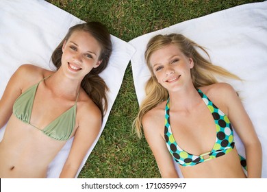 Two Teenage Girls Sunbathing On Lawn Foto Stock Shutterstock