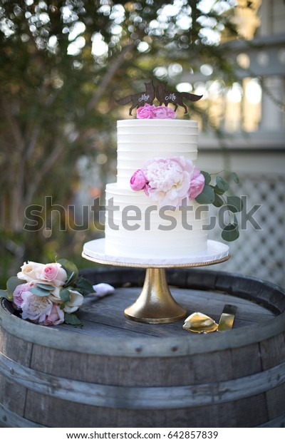 Deux Gateaux De Mariage Blanc Et Photo De Stock Modifiable