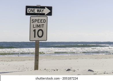 미국 플로리다주 성 아우구스틴에 있는 해변에서 운전을 할 사람들을 위한 교통표지판 2개가 함께 세워졌다 스톡 사진