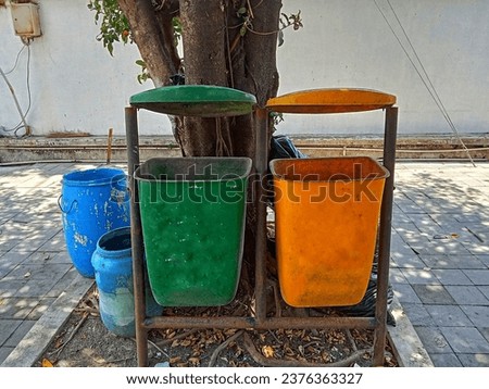 Two trash bins to separate organic and inorganic waste 