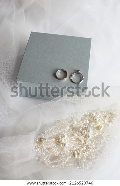 Two wedding rings\
and a box on the veil.