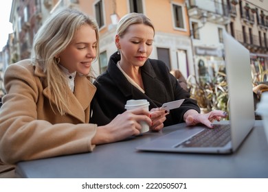 Dos mujeres discutiendo cómo conectarse a internet a través de la red móvil
