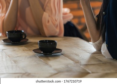 Two women chatting at a cafe
