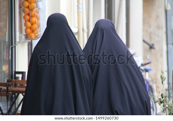 two-women-weaaring-niqab-600w-1499260730