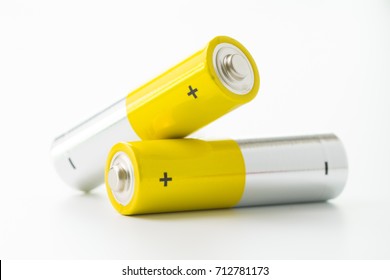 Zwei gelbe Batterien der AA-Größe einzeln auf weißem Hintergrund