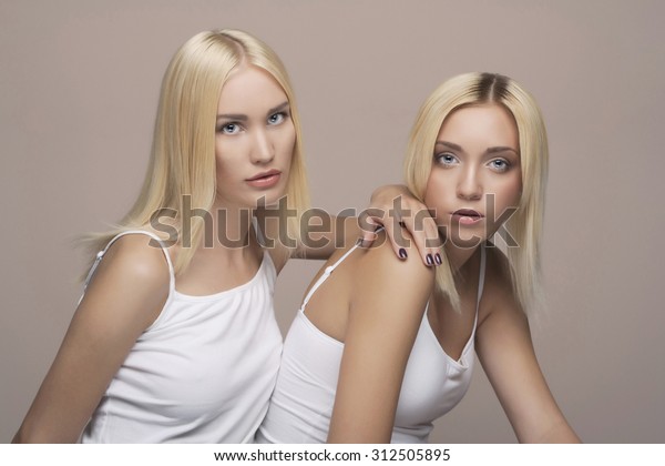 Young Beautiful Woman Twins Foto de stock 312505895 | Shutterstock