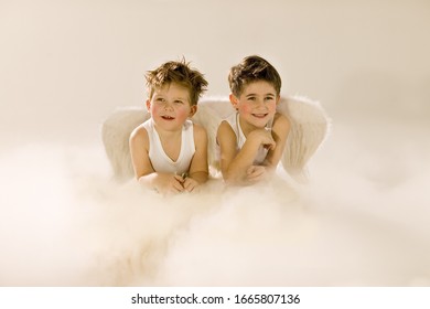 Two young boys wearing angel wings: stockfoto