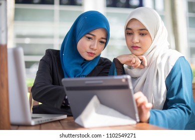 Young Asian Muslim Girls Discuss Laptop Stock Photo 93400903 | Shutterstock