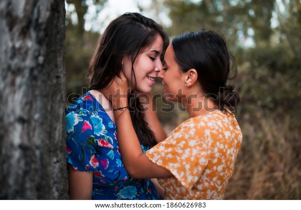 Zwei junge Lesben küssen sich im Stockfoto 1860626983 Shutterstock