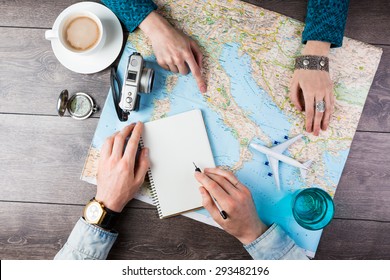 2人の若者が一緒にヨーロッパ旅行を計画している。平面図。ノートブック内の空の白いスペース。テキストや広告を配置できます。 ロマンチックな旅