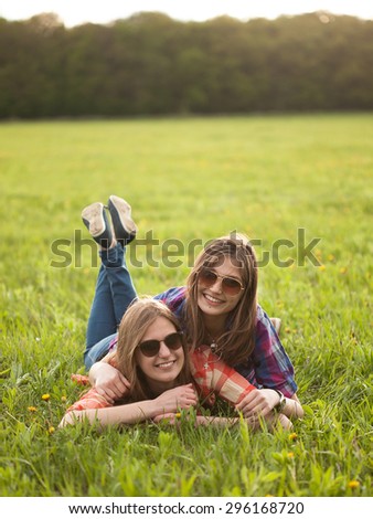 Similar – Glückliche Frauen, die den Naturhintergrund annehmen und genießen.