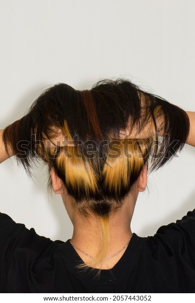 Two-tone hair color in Asian\
style.