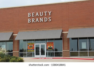 Tyler Tx - July 7, 2019: Closed Out Of Business Beauty Brands Store With Spirit Halloween Store Sign In Window