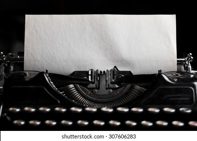 пишущая машинка с бумажным листом. Место для текста