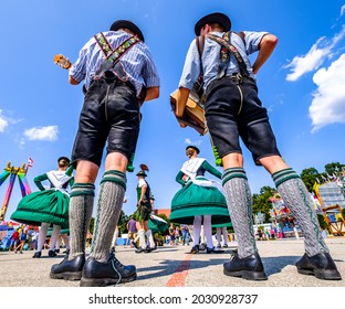 typische bayerische Tanzgruppe vor blauem Himmel